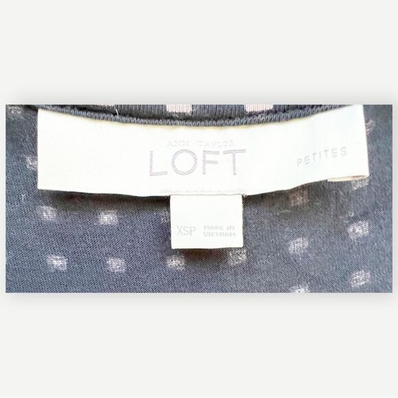 Ann Taylor LOFT Petites Black Polka Dot Pleated Back Shell Blouse. Top. XSP. - Picture 6 of 8